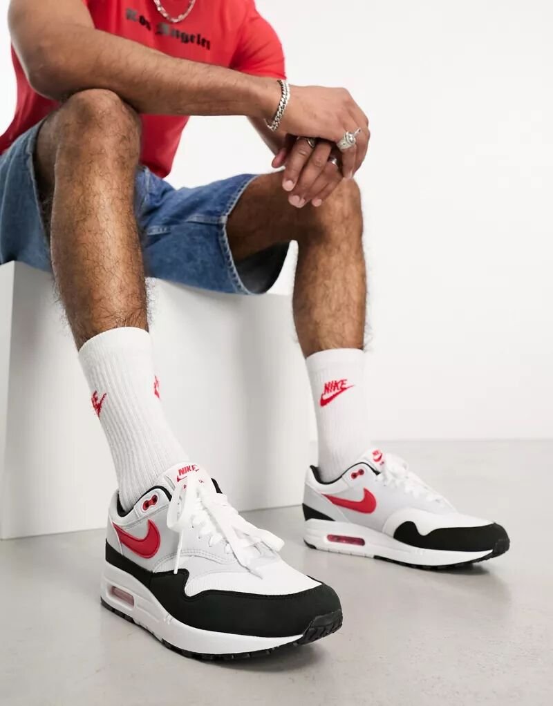 Кроссовки Nike Air Max 1 белого, красного и черного цвета
